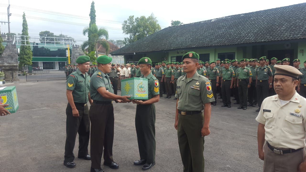 Kasdim 0824 Serahkan Bingkisan Lebaran Pangdam V Brawijaya 