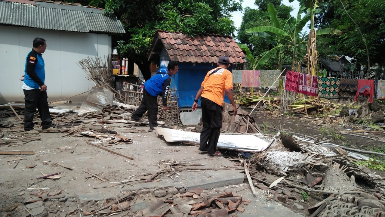  Kayu Lapuk  dan Tua Rumah Warga Desa Gelung Ambruk Diamuk 