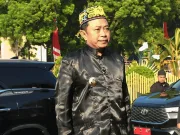 Pimpin Upacara HUT ke 80 RI Bupati Bondowoso Gunakan Busana Adat Dayak