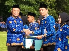 Simbolis Bupati Bondowoso Serahkan 4.502 Petikan SK Pengangkatan PPPK Paruh Waktu Formasi