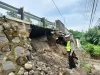 Belum lama Selesa Dinding Penahan Jembatan Alasbuluh di Jalur Pantura Banyuwangi Ambrol